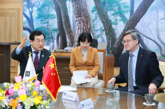 주낙영(왼쪽) 경주시장과 천르뱌오 주부산중국총영사관 총영사가 한·중 교류 확대와 Post-APEC 협력 방안을 논의하고 있다. 경주시 제공