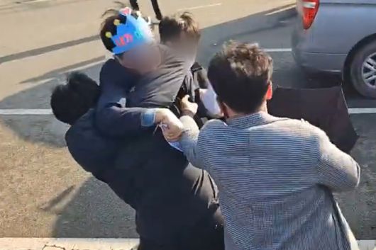 당시 이재명 더불어민주당 대표를 흉기로 공격한 피의자가 현장에서 경찰에 체포되고 있다. 연합뉴스