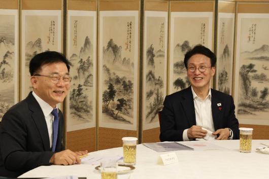 김민석 국무총리가 20일 서울 종로구 삼청동 총리공관에서 박상진 산업은행 회장과 경제현안 관련 간담회를 하고 있다. 총리실 제공