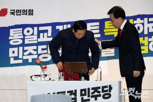 닷새째 단식을 이어가고 있는 국민의힘 장동혁 대표가 송원석 원내대표와 19일 서울 여의도 국회 로텐더홀 농성장에서 열리는 최고위원회의를 위해 이동하고 있다. 윤창원 기자