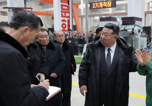 김정은 북한 국무위원장이 북한의 룡성기계연합기업소 1단계 개건현대화대상 준공식에 참석했다. 연합뉴스