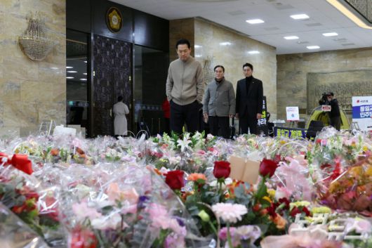 '통일교 게이트 특검·민주당 공천뇌물 특검' 수용을 촉구하며 6일째 단식을 이어가고 있는 국민의힘 장동혁 대표가 20일 서울 여의도 국회 로텐더홀에서 응원 꽃바구니를 바라보고 있다. 윤창원 기자