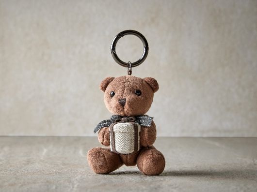 호텔신라는 병오년 '말의 해'를 맞아 '도멘 드 슈발리에' '스페셜 와인세트'와 '신라 기프트베어 키링' 등 신규 상품을 더했다. 호텔신라 제공