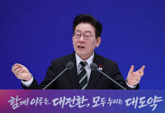 이재명 대통령이 21일 청와대 영빈관에서 열린 신년기자회견에서 발언하고 있다. 연합뉴스