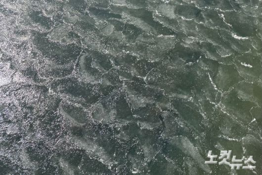 얼어붙은 한강. 이우섭 기자