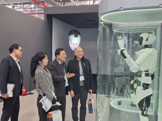 주낙영 경주시장이 APEC 기업전시장에서 첨단 로봇 제품을 살펴보고 있다. 경주시 제공