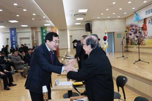 주낙영 경주시장이 21일 북경주행정복지센터에서 열린 '2026년 시민과 함께 만드는 현장소통 한마당'에서 안강읍 주민들과 인사하고 있다. 경주시 제공
