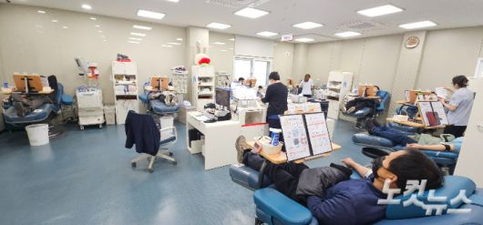 채혈실에 헌혈을 하는 시민들로 가득 찼다. 임성민 기자