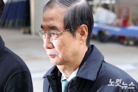 12·3 비상계엄 관련 내란 방조 등 혐의를 받는 한덕수 전 국무총리가 21일 오전 서울 서초구 서울중앙지방법원에서 열린 1심 결심 공판에 출석하고 있다. 류영주 기자