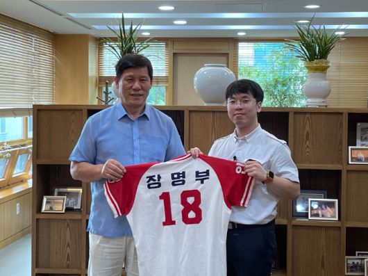 일본인 야구팬인 후루사와 다케후미씨가 지난 2022년 8월 18일 고(故) 장명부의 야구 관련 물품 10종을 장명부의 다큐멘터리를 제작 중인 이영곤 감독을 통해 한국야구위원회(KBO)에 기증했다. 사진은 장명부 유니폼을 들고 기념 촬영하는 이영곤 감독(사진 오른쪽)과 허구연 KBO 총재. KBO 사무국 제공