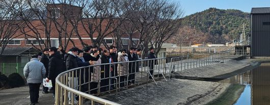 수원특례시의회 방문단이 경주 공공하수처리장에서 혐기조 등 주요 처리시설을 둘러보며 하수 처리 운영 현황에 대한 설명을 듣고 있다. 경주시 제공