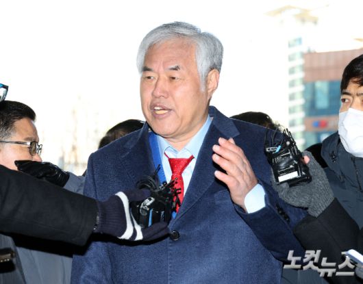 지난해 1월 발생한 서울서부지방법원(서부지법) 난동 사태의 배후로 지목된 사랑제일교회 전광훈 씨가 13일 서울 마포구 서부지법에서 열린 구속 전 피의자 심문(영장실질심사)에 출석하고 있다. 황진환 기자