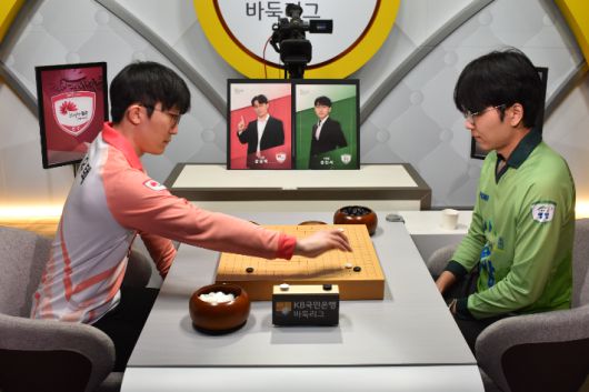 강유택 9단(사진 왼쪽) vs 신진서 9단. 한국기원 제공