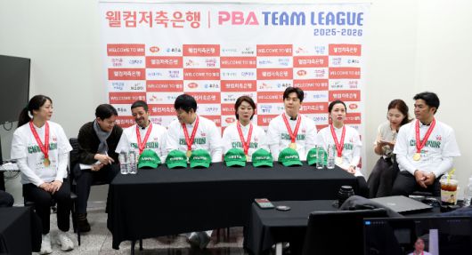 하나카드 선수들이 21일 파이널 우승 뒤 기자 회견에서 취재진 질문에 답하고 있다. 그러나 사카이의 잠정 은퇴 소식에 김가영, 김진아 등 선수들은 눈시울이 붉어진 모습. PBA