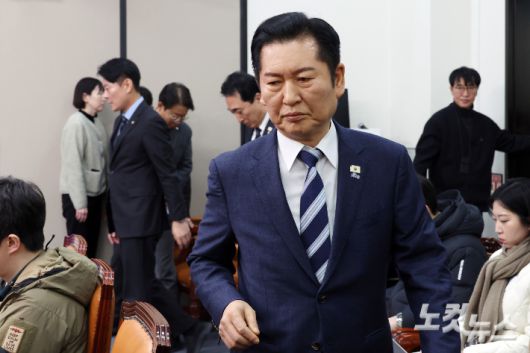 더불어민주당 정청래 대표가 22일 서울 여의도 국회에서 조국혁신당에 합당 제안 긴급기자회견을 위해 입장하고 있다. 윤창원 기자