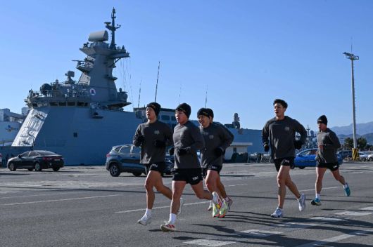 22일 철인 심해잠수팀 선발 경기 종목으로 5km 달리기를 진행한 대원들이 혹한기 동해안의 칼바람을 뚫고 동해군항 1부두의 부둣가를 질주하고 있다. 해군1함대 제공