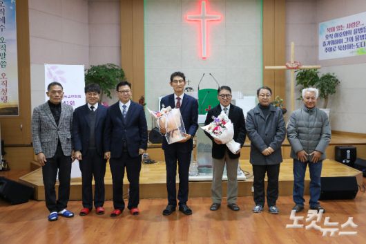 부안군기독교연합회 제41회 정기총회에서 신·구 임원 교체가 이뤄지고 있다. 최화랑 기자