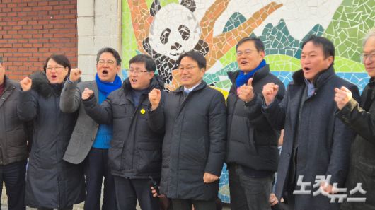 김성환 기후에너지환경부 장관과 강기정 광주시장이 22일 오후 광주 북구 우치동물원에서 현장점검을 마치고 기념사진을 찍고 있다. 한아름 기자