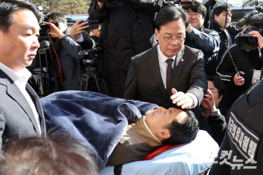 통일교·공천헌금 '쌍특검'을 요구하며 8일째 단식을 이어가던 장동혁 국민의힘 대표가 22일 서울 여의도 국회에서 단식을 중단하고 병원으로 이송되고 있다. 윤창원 기자