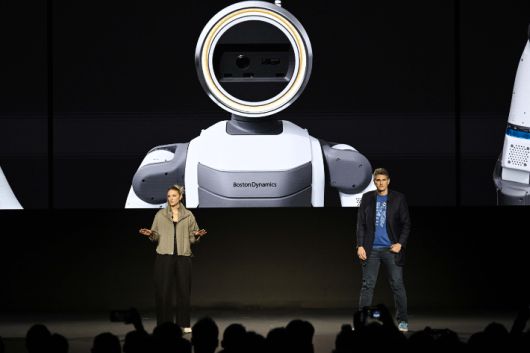 미국 네바다주 라스베이거스 만달레이베이에서 열린 현대차그룹 프레스 컨퍼런스에서 잭 잭코우스키 보스턴다이나믹스 아틀라스 개발 총괄과 아야 더빈 보스턴다이나믹스 휴머노이드 응용전략 담당이 차세대 전동식 아틀라스 개발형 모델을 소개하고 있다. 연합뉴스