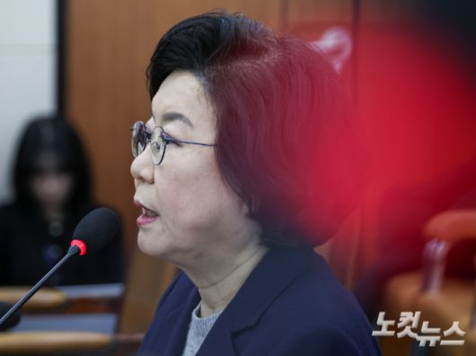 이혜훈 기획예산처 장관 후보자가 23일 서울 여의도 국회에서 열린 재정경제기획위원회의 인사청문회에서 의원 질의에 답하고 있다. 윤창원 기자