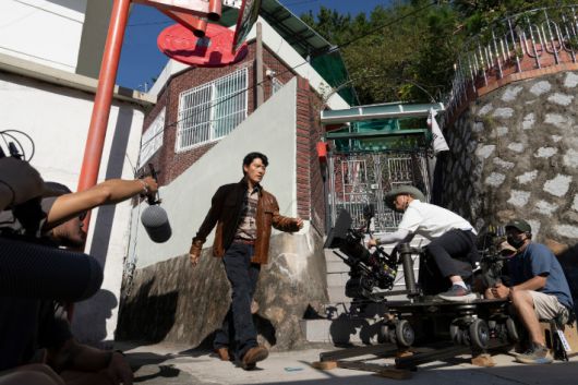 영화 '어쩔수가없다' 촬영 현장 스틸컷. 거장 박찬욱 감독은 이 작품에서도 독보적인 미장센을 선보임으로써, 영상 미학으로서 영화가 지닌 가치를 새삼 엿볼 수 있도록 도왔다. CJ ENM 제공