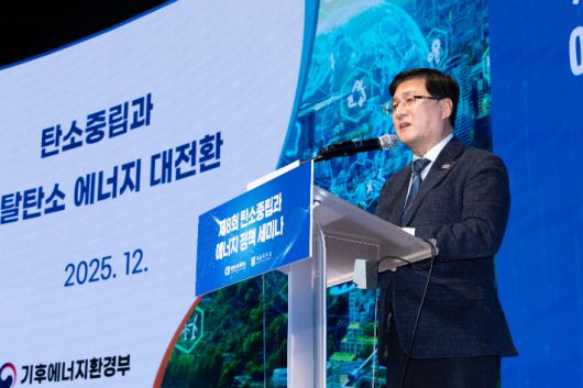 김성환 기후에너지환경부장관이 지난 12월 열린 '제8회 탄소중립과 에너지정책 세미나'에 기조강연자로 나섰다. 김 장관은 "탈탄소 사회로 가기 위해선 재생에너지와 원전을 믹스해서 가는 것이 대한민국 에너지정책상 유일한 대안으로 보고 있다"면서 "조만간 11차 전력수급기본계획에서 정한 원전 2기 신규 건설 여부를 확정하겠다"고 밝혔다. 기후부 제공