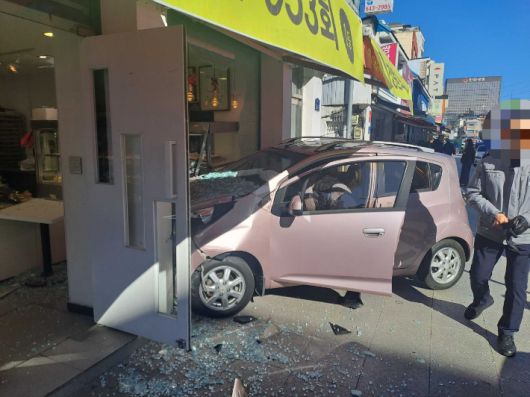 23일 낮 12시 44분쯤 강원 강릉시 금학동의 한 도로에서 A씨(40대)가 몰던 스파크 승용차가 상가 건물로 돌진하는 사고가 발생했다. 강릉소방서 제공