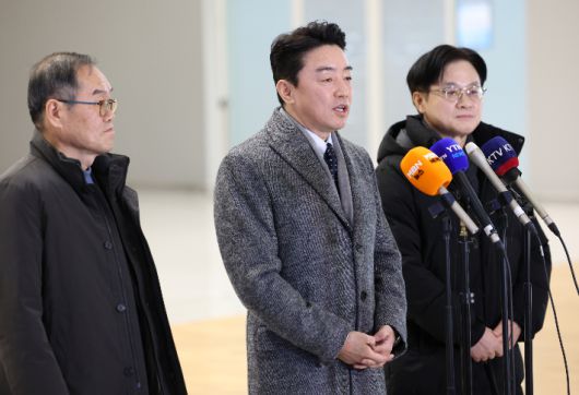 강훈식 대통령실 비서실장이 26일 인천국제공항을 통해 캐나다로 출국하기 전 취재진 앞에서 발언을 하고 있다. 연합뉴스