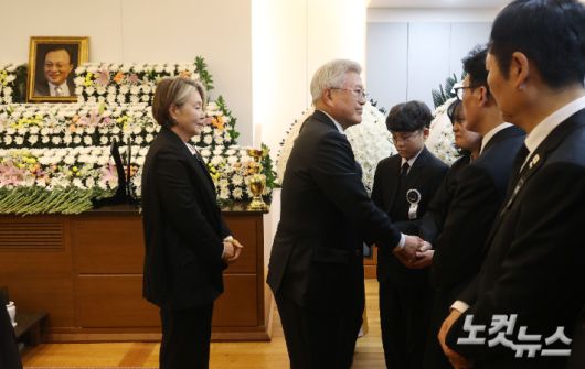 문재인 전 대통령이 27일 오후 서울 종로구 서울대학교병원 장례식장에 마련된 고 이해찬 민주평화통일자문회의 수석부의장의 빈소를 찾아 유가족을 위로하고 있다. 사진공동취재단