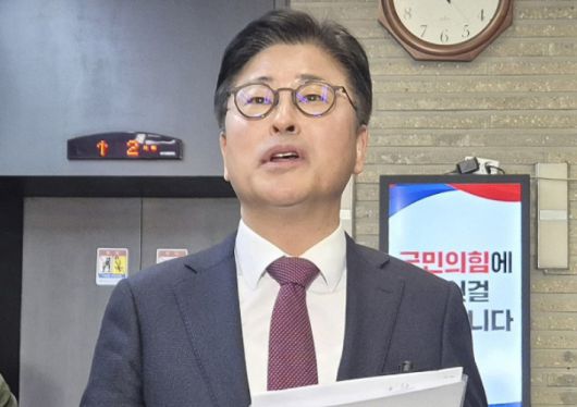 국민의힘 김종혁 전 최고위원이 19일 서울 여의도 국민의힘 중앙당사에서 열린 윤리위원회에 출석한 뒤 취재진과 인터뷰하고 있다. 연합뉴스