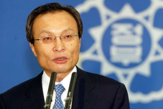 이해찬 민주평화통일자문회의 수석부의장이 25일 베트남에서 치료 중 별세했다고 민주평통이 밝혔다. 향년 73세.  사진은 2004년 6월 30일 당시 국무총리를 지낸 이해찬 민주평통 수석부의장이 청사에서 열린 취임식에서 취임사를 하는 모습.  연합뉴스