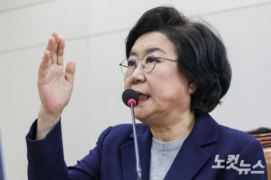 이혜훈 기획예산처 장관 후보자가 지난 23일 서울 여의도 국회에서 열린 재정경제기획위원회의 인사청문회에서 의원 질의에 답하는 모습. 윤창원 기자