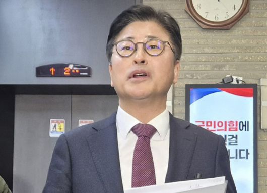 국민의힘 김종혁 전 최고위원이 19일 서울 여의도 국민의힘 중앙당사에서 열린 윤리위원회에 출석한 뒤 취재진과 인터뷰하고 있다. 연합뉴스