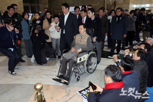 통일교·공천헌금 '쌍특검'을 요구하며 8일째 단식을 이어가던 장동혁 국민의힘 대표가 22일 서울 여의도 국회에서 단식을 중단하고 병원으로 향하며 지지자들의 응원을 받고 있다. 윤창원 기자