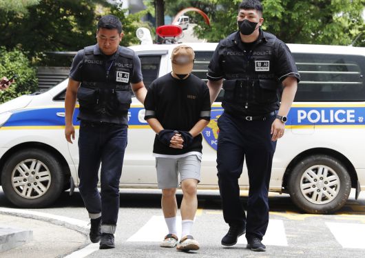 2일 오후 인천 미추홀구 인천지방법원에서 장인어른의 중요 부위를 흉기로 절단해 살해하려 한 혐의를 받는 30대 사위가 구속 전 피의자 심문(영장실질심사)를 받기 위해 출석하고 있다. 인천=뉴시스