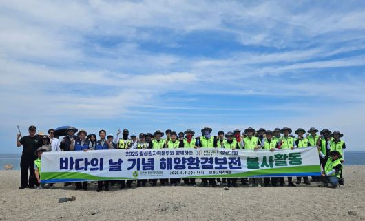월성본부는 11일 제30회 바다의 날을 맞아 경주시 감포읍 오류2리 고아라해변에서 경주 해안길 비치코밍 봉사활동을 실시한 뒤 기념촬영을 하고 있다. 월성본부 제공
