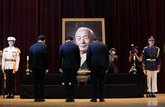 지난 2023년 국립서울현충원에서 이승만 전 대통령 서거 58주기 추모식이 열려 참석자들이 고인의 영정 앞에서 묵념하고 있다. 이 전 대통령은 6·25 전쟁 말기 미국과의 한미상호방위조약 체결을 성사시켜 70년 넘게 건재한 한·미 동맹의 초석을 놓은 것으로 평가된다. 세계일보 자료사진