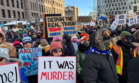 25일(현지시간) 미 미네소타주 미니애폴리스에서 시위대가 전날 이민세관단속국(ICE)의 총격으로 미국 시민권자 알렉스 프레티가 사망한 것에 항의하고 있다. AP연합뉴스