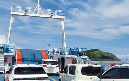 우도에 내리려는 도항선 내 차량 대기 행렬.