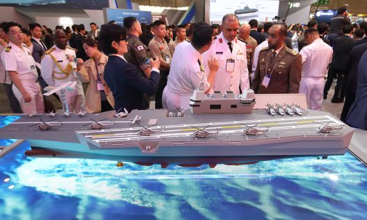 부산 해운대구 벡스코 제1전시장에서 지난 5월 28일 열린 국제해양방위산업전(MADEX)에서 참가자들이 한화그룹 부스를 찾아 유·무인체계 지휘통제함을 살펴보고 있다. 세계일보 자료사진