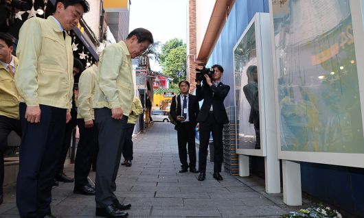 이태원 참사 현장 찾은 李 대통령 이재명 대통령이 12일 수해 대비 현장 점검을 위해 서울 서초구 환경부 한강홍수통제소 방문을 마친 후 이태원 참사 사고현장을 찾아 묵념하고 있다. 왼쪽은 강훈식 대통령 비서실장. 대통령실사진기자단