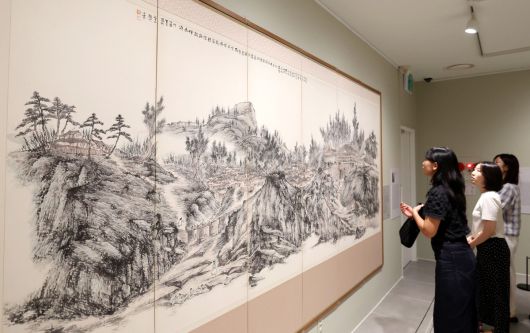 10일 서울 노원구 중계동 노원아트뮤지엄을 찾은 관람객들이 한국 근현대명화전 「다정한 마음, 고독한 영혼 : 한국근현대 거장의 삶과 예술」전시회에서 작품을 관람하고 있다. 이제원 선임기자