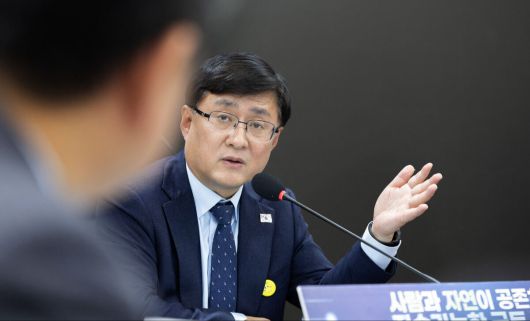 김성환 기후에너지환경부 장관이 지난 14일 환경분야 산하기관 업무보고를 진행하고 있다. 기후에너지환경부 제공