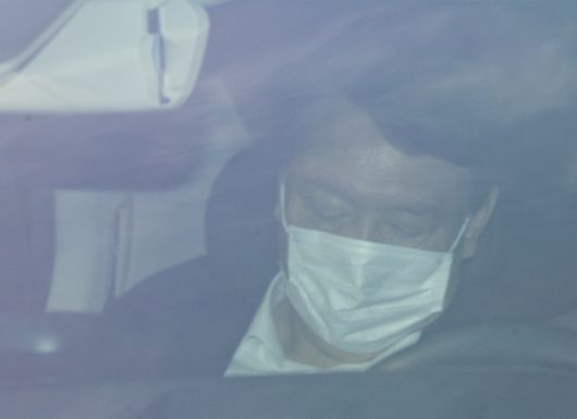 윤석열 검찰총장이 16일 오전 관용차를 타고 서울 서초구 대검찰청으로 출근하고 있다. 연합뉴스