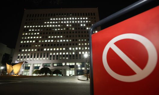 24일 서울 서초구 대검찰청이 밤 시간까지 불을 밝히고 있다. 연합뉴스