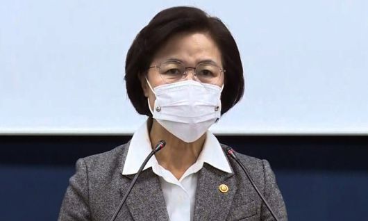 직접 브리핑하는 추미애 추미애 법무부 장관이 24일 오후 서울 서초구 서울고등검찰청 기자실에서 감찰 관련 브리핑을 열고 윤석열 검찰총장에 대한 징계청구 및 직무배제 조치 등을 발표하고 있다.   연합뉴스