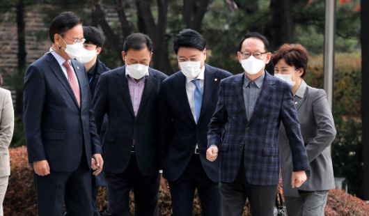 김도읍 간사를 비롯한 국회 법제사법위원회 소속 국민의힘 의원들이 25일 오후 윤석열 검찰총장 감찰관련 사실관계를 확인하기 위해 서울 서초동 대검찰청으로 향하고 있다. 뉴스1