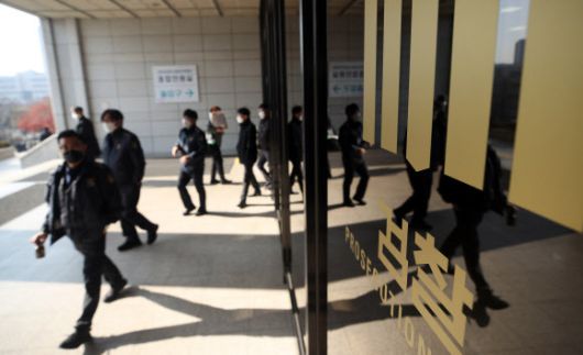 26일 서울 서초구 서울중앙지검에서 검찰 관계자들이 점심식사를 위해 이동하는 모습. 연합뉴스