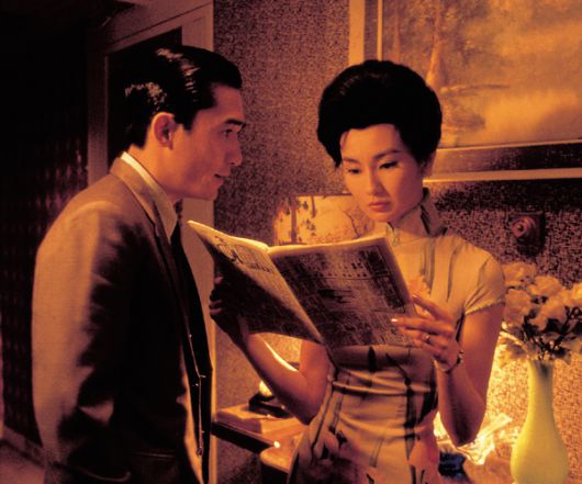 ‘화양연화’는 인생에서 가장 아름답고 찬란했던 시절을 뜻한다. 사랑에 빠지지 않으려고 경계했지만, 결국 서로 사랑하고 있음을 깨달은 두 사람의 비밀스럽고 아름다운 시간을 그린 로맨스 영화다.